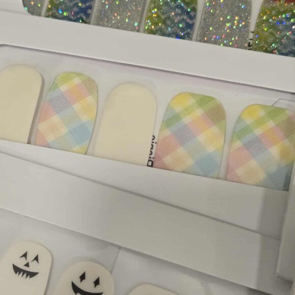 Color Street- Holiday Grab Bag- #10 - Picture 4 of 7